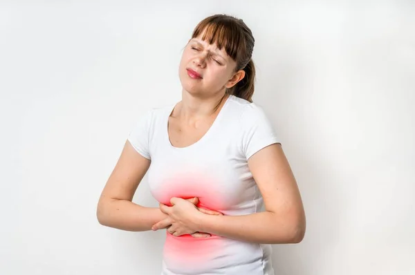 Mujer con dolor de estómago está sosteniendo su dolor de vientre —  Fotos de Stock