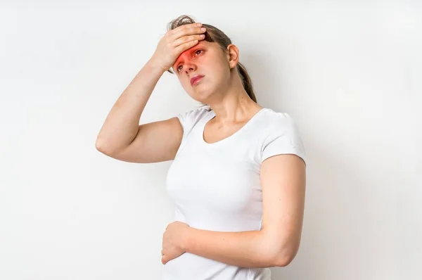 Kadın baş ağrısı ile ağrıyan alnının tutuyor — Stok fotoğraf