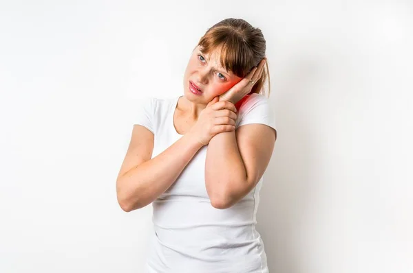 Mujer con dolor de oído sostiene su oído dolorido — Foto de Stock