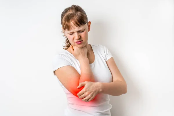 Mujer con dolor de codo sostiene su brazo dolorido —  Fotos de Stock