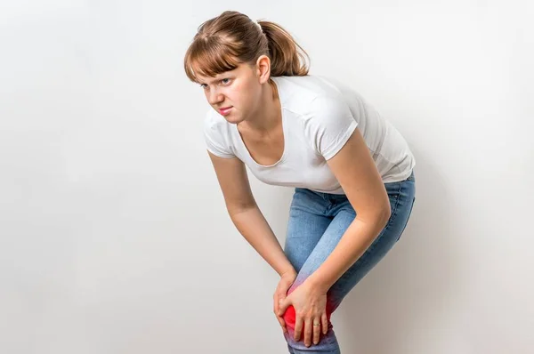 Frau mit Knieschmerzen hält ihr schmerzendes Bein — Stockfoto