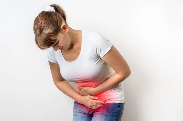 Mujer con dolor menstrual sostiene su vientre dolorido —  Fotos de Stock