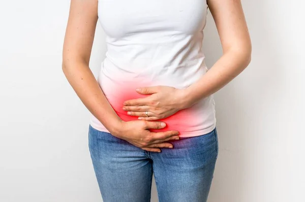 Жінка з менструальним болем тримає її болить живіт — стокове фото