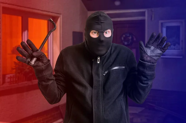 Politie arresteerde gemaskerde dief in balaclava met Koevoet — Stockfoto