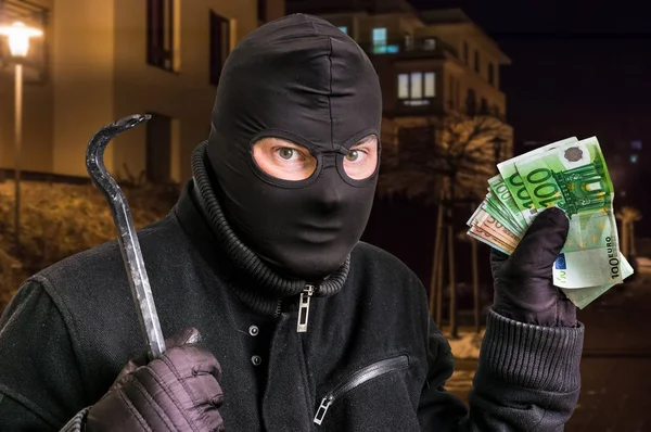 Zamaskowany złodziej w mieście balaclava za skradzione pieniądze — Zdjęcie stockowe