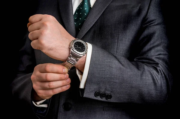 시계에서 시간을 확인 하는 검은 양복에 사업가 — 스톡 사진