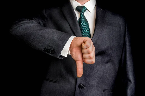 Бізнесмен показує жест з великим пальцем вниз — стокове фото