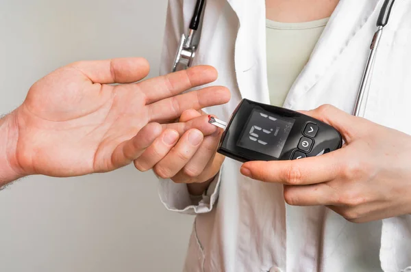 Kan şekeri ölçüm cihazı - diyabet kavramı ile ölçme — Stok fotoğraf