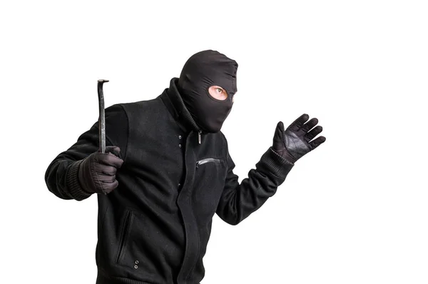 Gemaskerde dief in balaclava met Koevoet geïsoleerd op wit — Stockfoto