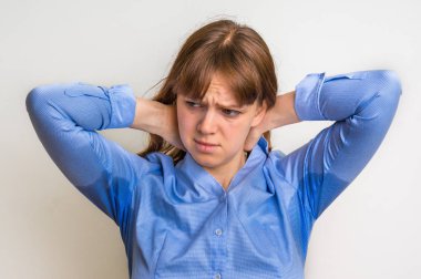 Koltukaltı altında terleme ile kadın