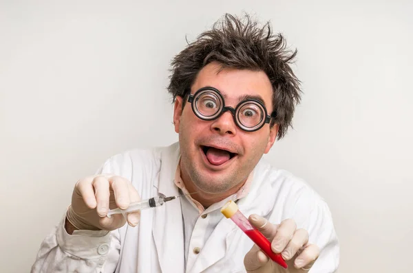 狂気の科学者が研究室で実験を行う — ストック写真