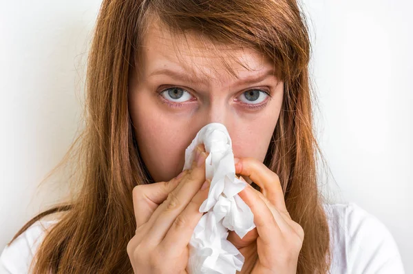 Mujer con síntomas de alergia o resfriado de gripe estornudos en el tejido —  Fotos de Stock