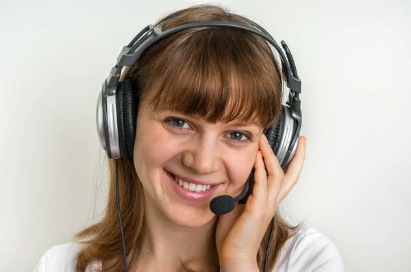 Operador de call center com fone de ouvido no local de trabalho no call center — Fotografia de Stock