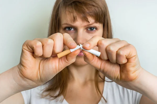 Woman breaks down the cigarette — Stock Photo, Image