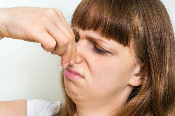 Vrouw met haar neus - slechte geur concept — Stockfoto
