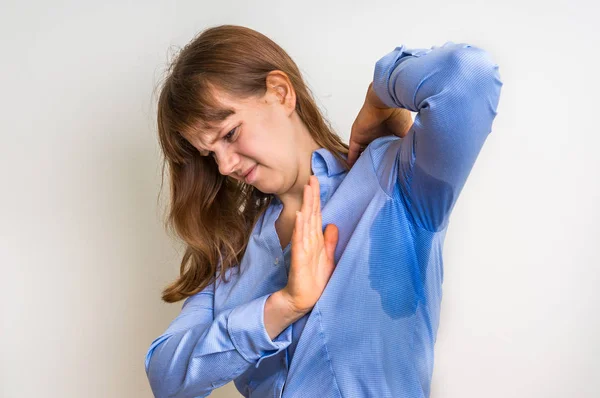 Vrouw met zweten onder oksel — Stockfoto