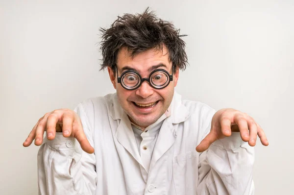 Galen vetenskapsman med glasögon och vit päls — Stockfoto