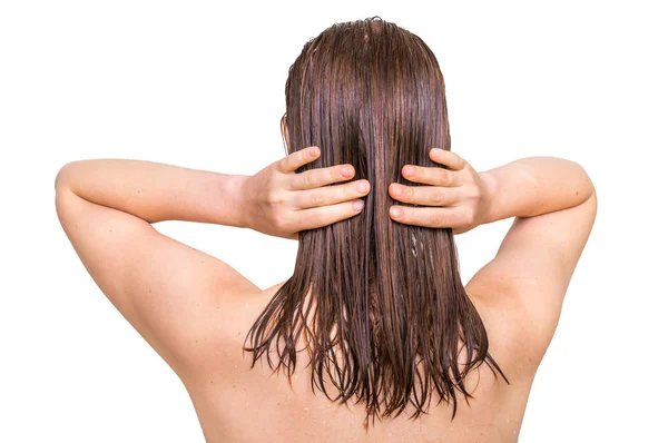 Attraktive Frau, die Conditioner auf ihr Haar aufträgt — Stockfoto