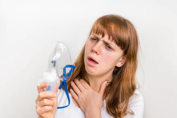 Mujer haciendo inhalación con nebulizador en casa — Foto de Stock