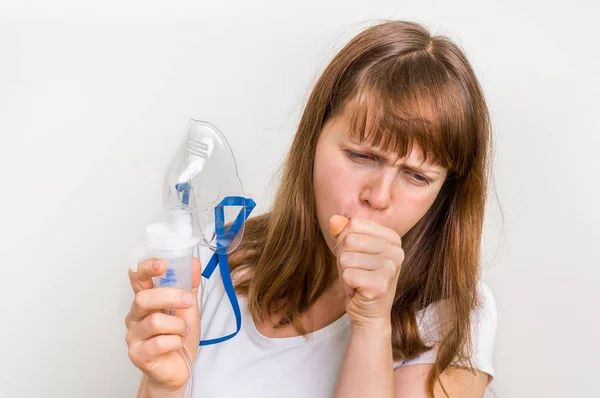 Mujer haciendo inhalación con nebulizador en casa —  Fotos de Stock