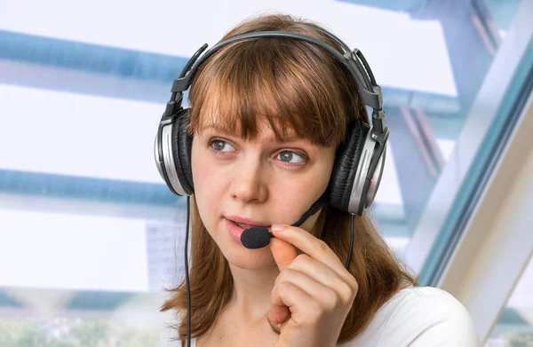 Opérateur de centre d'appels avec casque sur le lieu de travail dans le centre d'appels — Photo