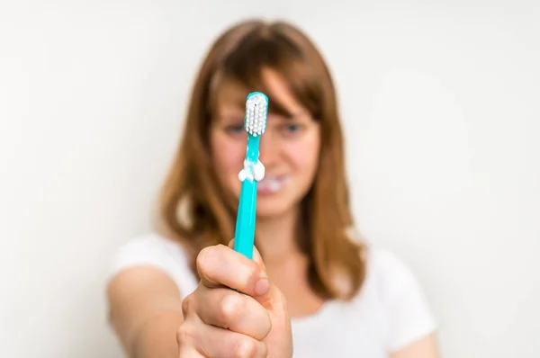 Szczotkowanie zębów szczoteczką rano kobietą — Zdjęcie stockowe