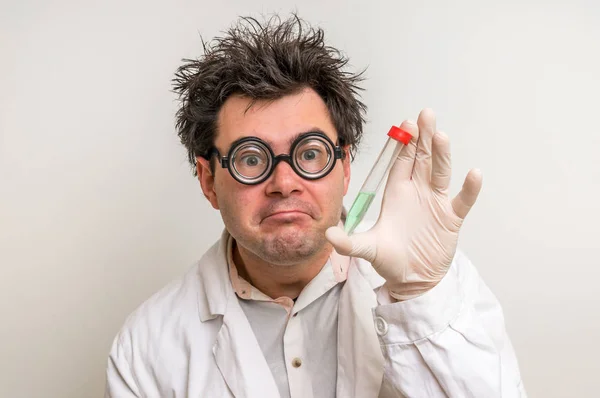 Galna vetenskapsmannen utför experiment i laboratoriet — Stockfoto