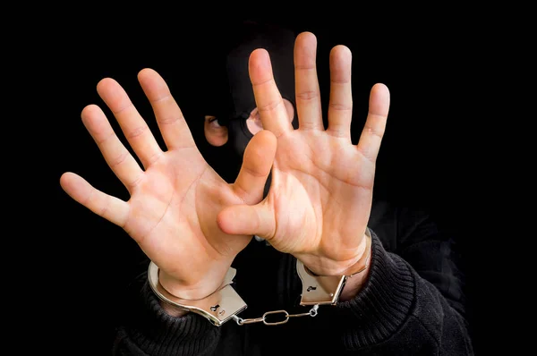 Μασκοφόροι κλέφτης στο χειροπέδες απομονωμένες σε μαύρο φόντο — Φωτογραφία Αρχείου