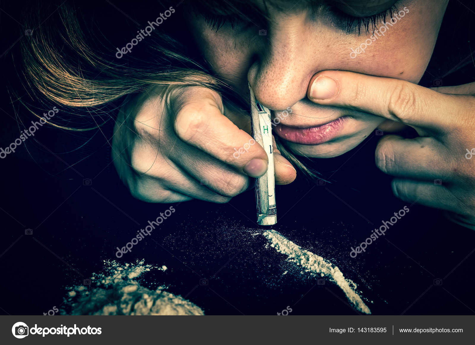 Donna drogato sniffare cocaina in polvere con la banconota arrotol pic