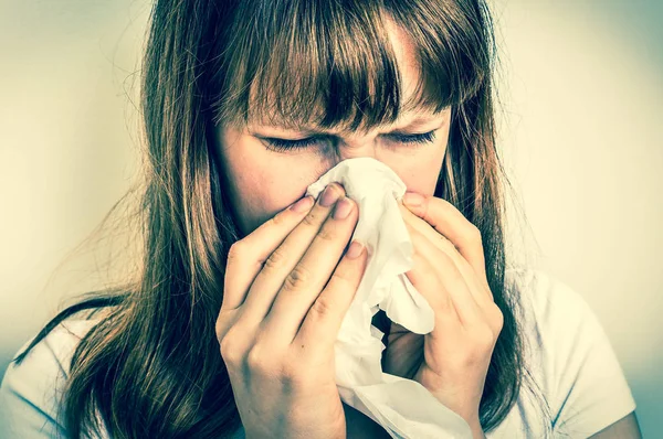 Mujer con síntomas de alergia o resfriado de gripe estornudos en el tejido — Foto de Stock