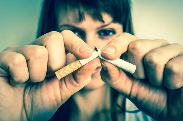 Женщина со сломанной сигаретой - бросить курить — стоковое фото
