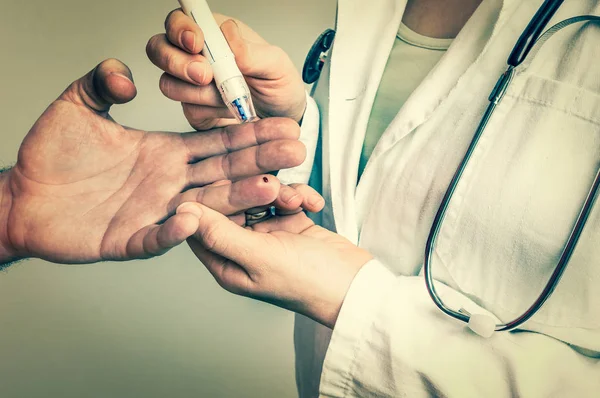 Blutzucker am Finger messen - Diabetes-Konzept — Stockfoto