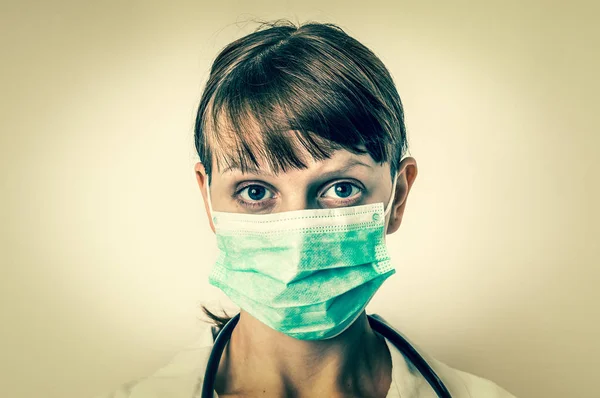 Porträt einer Krankenschwester oder eines Arztes mit Chirurgenmaske — Stockfoto