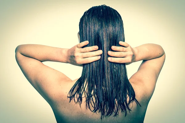 Mujer atractiva aplicando acondicionador en su cabello - estilo retro —  Fotos de Stock