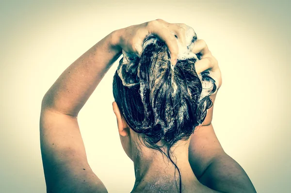 Mujer atractiva lavando el cabello con champú en la ducha —  Fotos de Stock