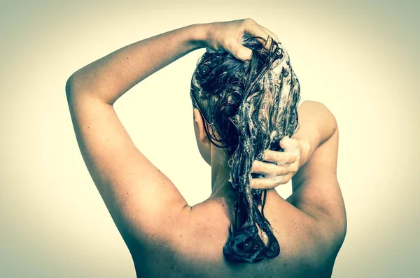 Mujer atractiva lavando el cabello con champú en la ducha —  Fotos de Stock