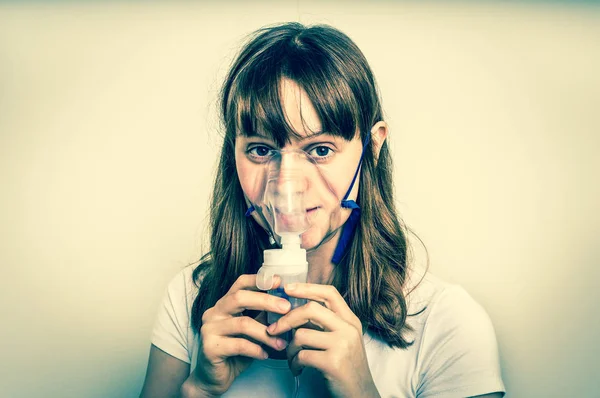 Frau mit Asthma-Symptomen beim Inhalieren mit Maske — Stockfoto