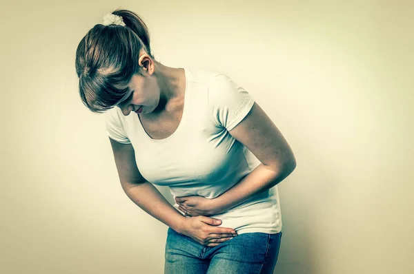 Femme avec des douleurs menstruelles tient son ventre douloureux — Photo