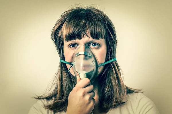 Kranke Patientin mit Sauerstoffmaske - Retro-Stil — Stockfoto