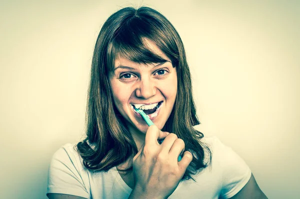 Žena, kartáčky na zuby s kartáček ráno — Stock fotografie