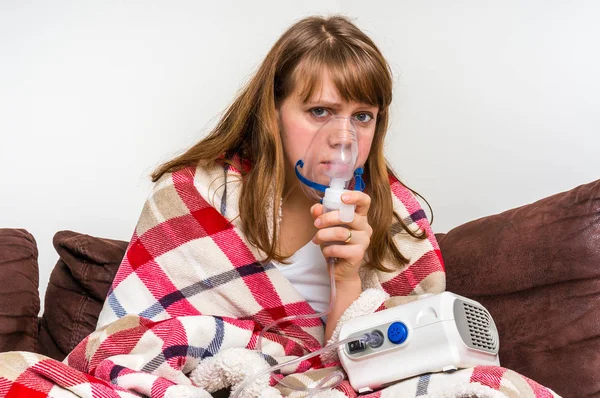 Mujer con síntomas de gripe o resfriado que inhala — Foto de Stock
