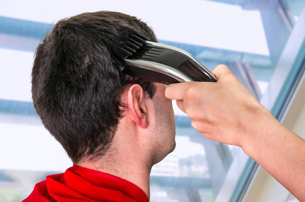 Friseur Haare schneiden mit elektrischer Haarschneidemaschine in Friseur sh — Stockfoto