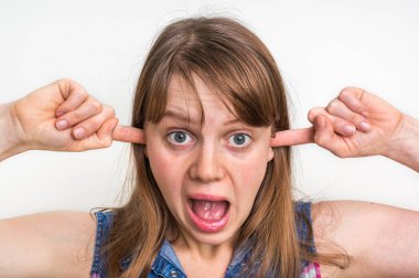 Yüksek ses korumak için kulaklarını kapsayan kadın