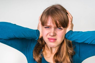 Yüksek ses korumak için kulaklarını kapsayan kadın