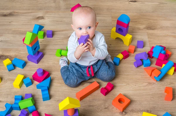 Cute little baby girl playing with colorful toy blocks — Stock Photo, Image