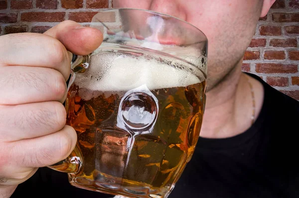 Mann trinkt Bier in Kneipe — Stockfoto