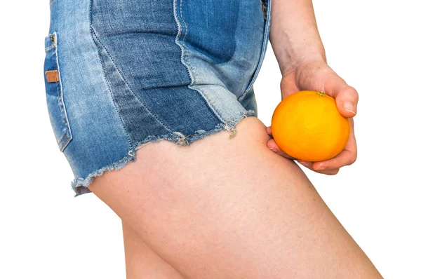 Kvinna med färsk apelsin - celluliter koncept — Stockfoto