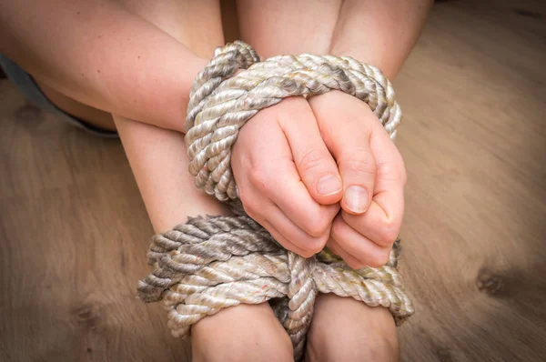 被绑架的女人用绳子捆着 — 图库照片