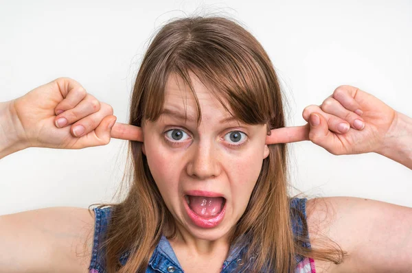 Frau bedeckt ihre Ohren, um sich vor lautem Lärm zu schützen — Stockfoto