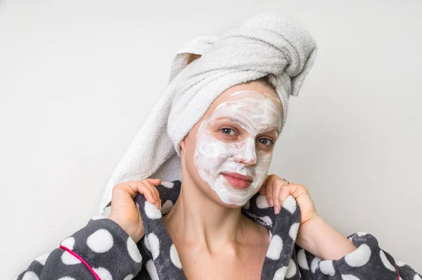Mujer aplicando mascarilla facial natural de crema agria — Foto de Stock